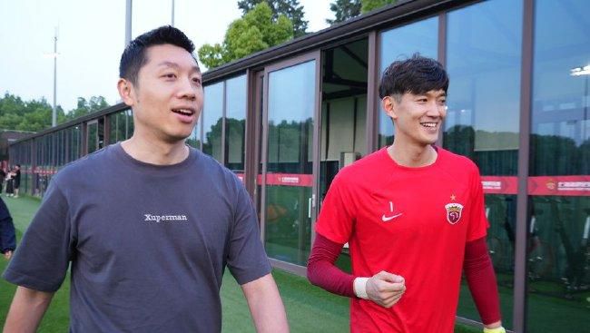 “TheAthletic”报道，英力士考虑让前尤文图斯CEO布兰科出任曼联CEO，他于去年12月离开巴黎圣日耳曼，目前是英力士集团体育部门负责人。